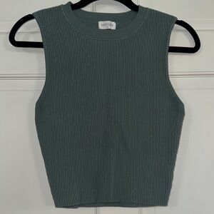 Vestique Sleeveless Ribbed Top in Forest Green